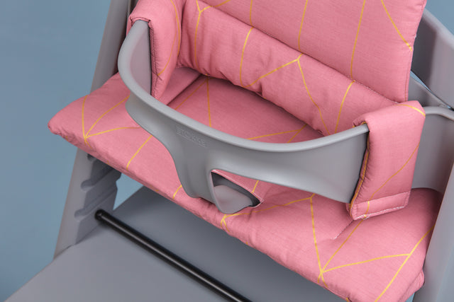 Cojín para trona Líneas doradas sobre rosa