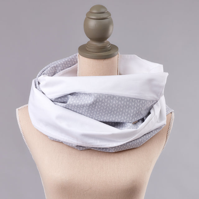 Tela de enfermería hojas pequeñas gris claro sobre blanco