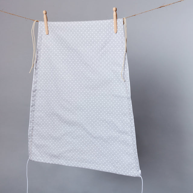 Vela solar puntos blancos sobre gris