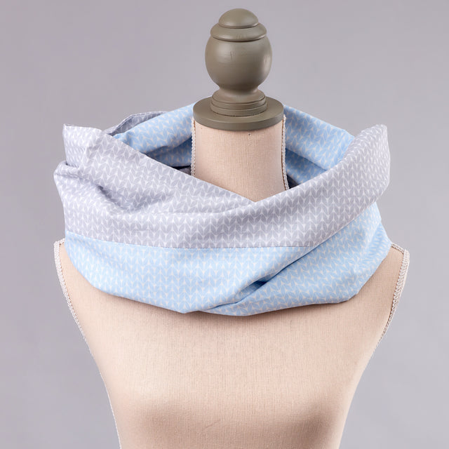 Paño de lactancia hojas pequeñas azul claro sobre blanco hojas pequeñas gris claro sobre blanco