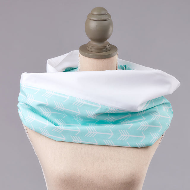 Tissu d'allaitement flèches blanches sur uniwhite menthe