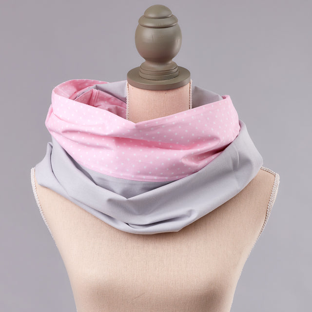 Tissu d'allaitement uni gris pois blancs sur rose