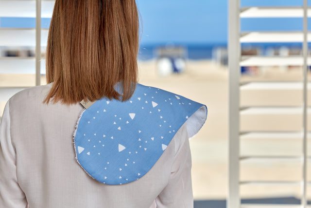 Torchon triangles arrondis blanc sur bleu