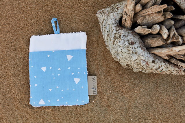 Gant de toilette triangles arrondis blanc sur bleu