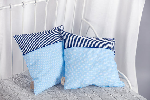 Funda de almohada lunares blancos sobre rayas azul claro azul oscuro