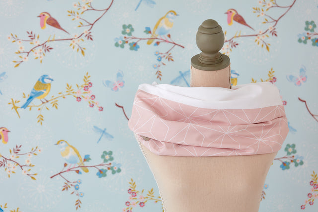 Tissu d'allaitement blanc losanges fins sur vieux rose