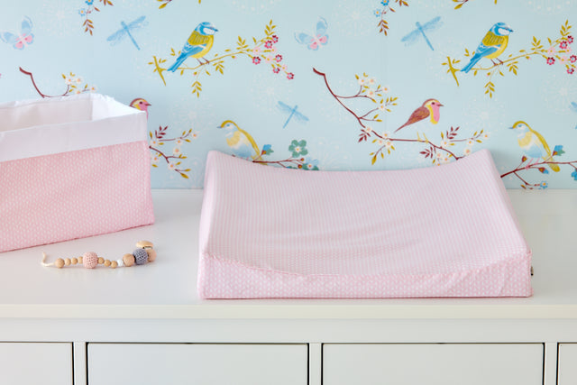 Bezug für Keilwickelauflage kleine Blätter rosa auf Weiß