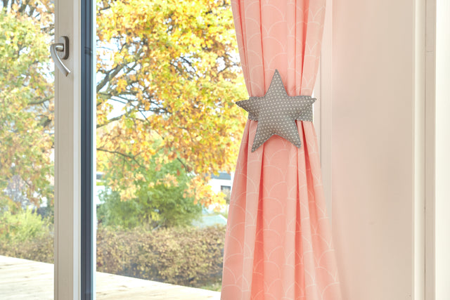 Trabillas para cortinas lunares blancos sobre gris