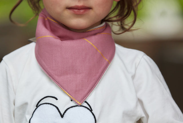 Triangular scarf gold lines on pink