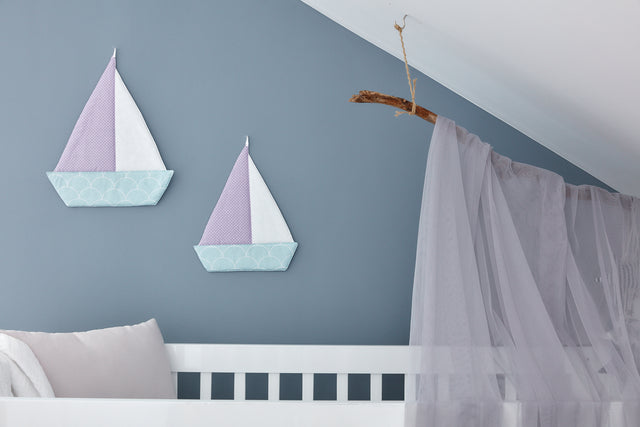 Voilier blanc demi-cercles sur pastel menthe
