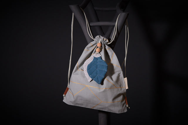 Pendant white dots on gray muslin blue