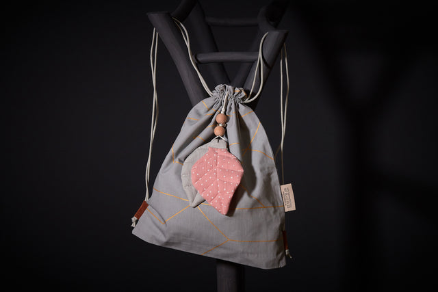 Pendentif mousseline gris uni pois roses