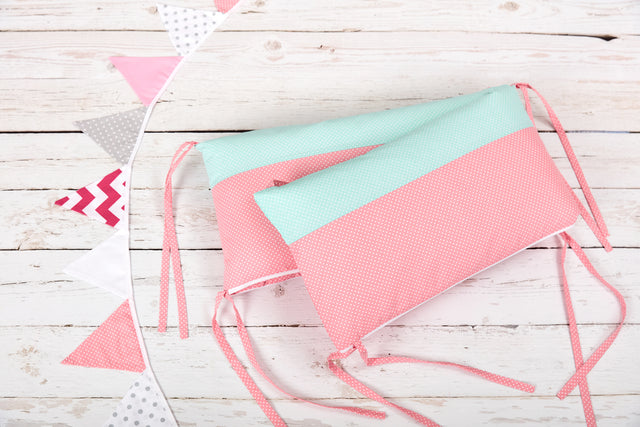 Bumper pois blancs sur corail rose pois blancs sur menthe
