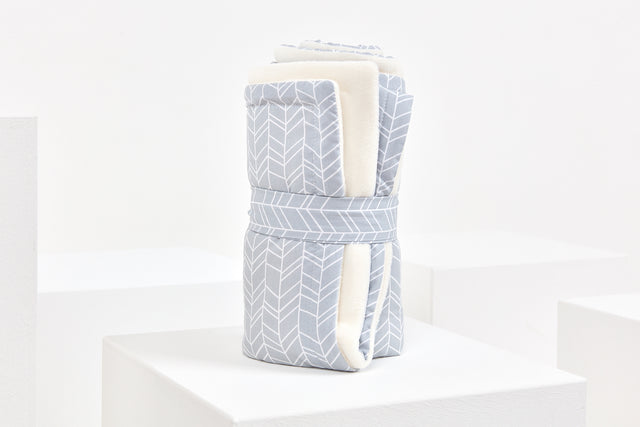 Couverture bébé motif plumes blanches sur gris