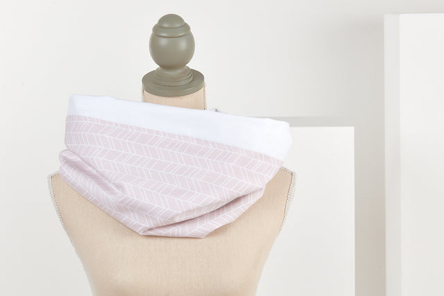 Tissu d'allaitement motif plumes blanches sur rose