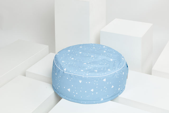 Pouf triangles arrondis blanc sur bleu