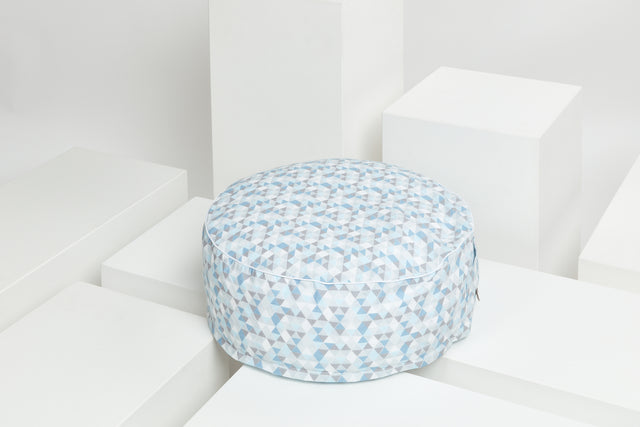 Pouf petits triangles bleu gris blanc