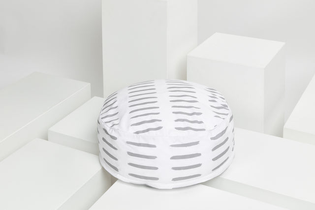 Pouf gray dashes on white