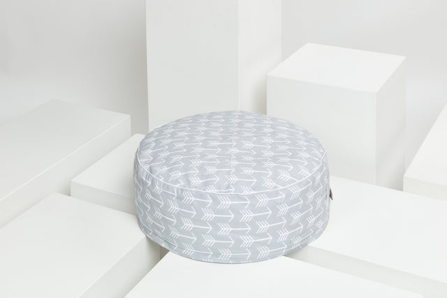 Asiento puf flechas blancas sobre gris