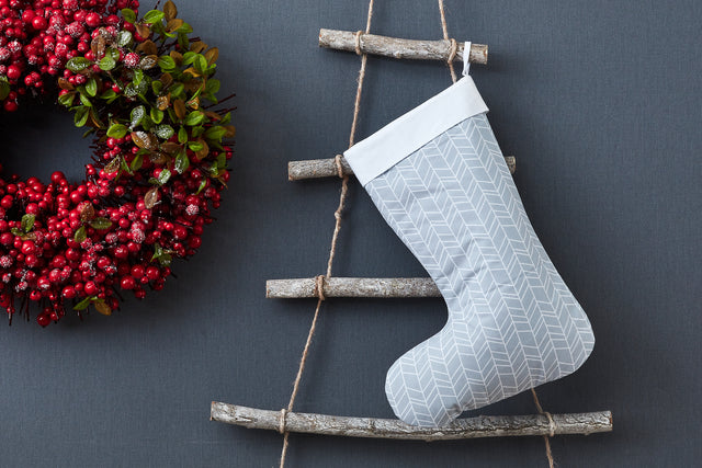 Chaussette de Noël motif plume blanche sur gris