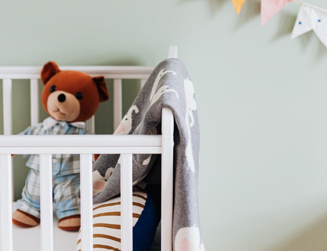 Wie befestigt man einen Himmel am Babybett? Eine Schritt-für-Schritt-Anleitung