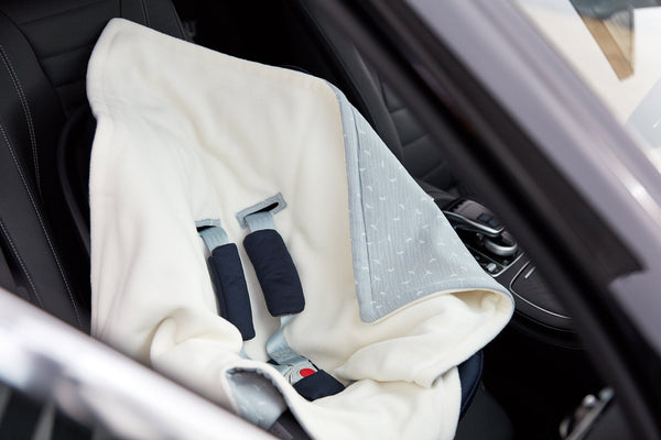 Babydecke für Babyschale Winter aus weiß bedrucktem Musselin – weich & luftig – Musselin grau Pusteblumen