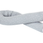 Die KraftKids GmbH Wickeltischrolle Musselin grau Pusteblumen ist ein flexibles, hellgraues Kissen mit Löwenzahn-Print, S-förmig auf weiß mit weißen Enden - ideal als sanftes Kantenschutz-Wickelkommode-Accessoire.