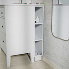 Ein KraftKids Stauraumregal WIC123-12 für Wickeltisch, passend für Wickelaufsatz für IDANÄS und HEMNES, mit seitlichen Fächern für Fläschchen und Tücher, steht an der Wand. Darüber hängt ein rechteckiger Spiegel mit abgerundeten Ecken.