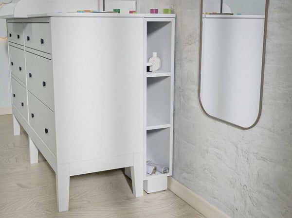 Ein KraftKids Stauraumregal WIC123-12 für Wickeltisch, passend für Wickelaufsatz für IDANÄS und HEMNES, mit seitlichen Fächern für Fläschchen und Tücher, steht an der Wand. Darüber hängt ein rechteckiger Spiegel mit abgerundeten Ecken.
