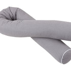 Die KraftKids GmbH Wickeltischrolle Waffel Piqué grau ist ein langes, graues U-förmiges Kissen mit strukturiertem Stoff und weißem Abschlussrand, abgebildet auf weißem Hintergrund.