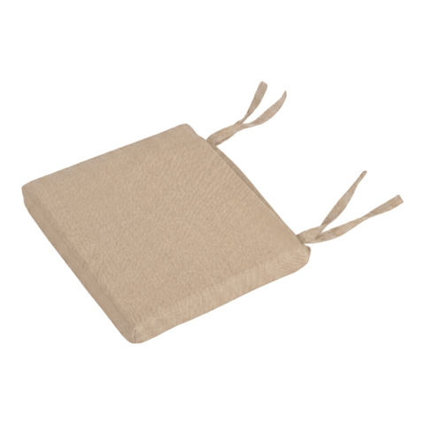 Das KraftKids Sitzkissen für Stühle aus Leinen in Beige besitzt einen abnehmbaren Bezug, zwei Paar Befestigungsbänder an den hinteren Ecken und eine schlichte, glatte Oberfläche. Es wird vor weißem Hintergrund präsentiert.