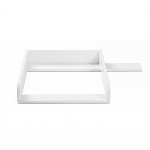 Eine minimalistische, weiße, geometrische Skulptur mit rechteckigem Rahmen und horizontaler Stange spiegelt das klare, moderne Design des KraftKids Wickelaufsatzes weiß für 108 cm HEMNES Kommode wider und verbindet funktionale Eleganz mit Schlichtheit.