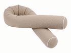 Die KraftKids Wickeltischrolle Musselin beige ist ein beigefarbenes U-förmiges Körperkissen mit strukturiertem Stoff und weißer Paspel, perfekt als Lagerkissen oder Wickeltischrolle, isoliert auf weißem Hintergrund dargestellt.