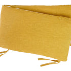 Zwei rechteckige, senfgelbe KraftKids Bettumrandung Nestchen Leinen Sitzkissen mit Stoffbändern, leicht schräg auf weißem Grund gestapelt - für dauerhaften Komfort und Stil.