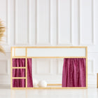 Ein minimalistisches Kinder-Hochbettgestell mit KraftKids Hochbettvorhänge Set 2+1 Leinen magenta dunkel für Kura Bett steht in einem hellen Raum mit weiß getäfelten Wänden, Pampasgras in einer großen Vase und zwei hölzernen Würfelhockern.