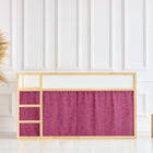 Ein minimalistischer Raum mit weiß getäfelten Wänden, einer Trennwand aus Holz und Lila, KraftKids Hochbettvorhänge Set 2+1 Leinen magenta dunkel, die den Raum einrahmen, eine geflochtene Vase mit Pampasgras auf der linken Seite und zwei einfache Holzhocker auf der rechten Seite.