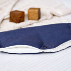 Der KraftKids Kinderwagenmuff Leinen blau dunkelblau ist ein blau-weißer Leinen-Kinderwagenmuff, der im typischen Stil der Marke gestaltet ist.