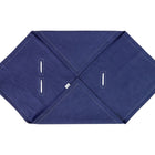 A KraftKids Babydecke für Babyschale Sommer aus Leinen in blau/dunkelblau, dreieckig gefaltet.