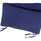 Die Bettumrandung Nestchen Leinen blau dunkelblau von KraftKids aus atmungsaktivem Leinen mit Stoffbändern ist rechteckig, navyblau und vor weißem Hintergrund präsentiert.