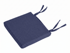 Das KraftKids Sitzkissen für Stühle aus Leinen ist ein quadratisches, marineblaues Kissen mit zwei Paar Stoffbändern, einem dicken und atmungsaktiven Design und einem abnehmbaren Bezug, dargestellt auf einem schlichten weißen Hintergrund.