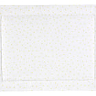 Die KraftKids Krabbeldecke Musselin gelbe Zitronen ist eine quadratische, gepolsterte weiße Babyspieldecke mit weichem Polyestervlies, verziert mit gleichmäßig verteilten gelben Zitronenmustern und einem abgesteppten Rand für zusätzlichen Komfort.