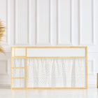 In einem modernen Kinderzimmer stehen ein helles Holzbett, eine hohe Vase mit Pampasgras, zwei Hocker und weiche KraftKids Hochbettvorhänge Set 2+1 Musselin gelbe Zitronen für Kura Bett vor einer weiß getäfelten Wand.