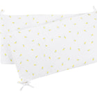 Zwei weiße rechteckige KraftKids Musselin Nestchenkissen mit kleinen gelben Zitronenmustern und Eckbändern, leicht überlappend auf weißem Grund.