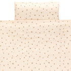 Das KraftKids Bettwäscheset Musselin Kirschen ist ein cremefarbenes, handgefertigtes Kissen- und Bettdeckenset mit verstreuten orange-braunen Blumenkirschen aus 100% Baumwolle für erholsamen Schlaf, abgebildet auf einem weißen Hintergrund.