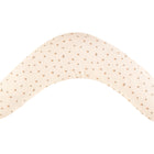 Das KraftKids qualitäts Stillkissen Musselin Kirschen ist ein V-förmiges ergonomisches Stillkissen mit zartem Kirschenmuster, das auf weißem Hintergrund für optimalen Komfort sorgt.