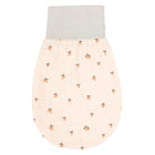 Der KraftKids Strampelsack Herbst Winter Musselin Kirschen ist ein kuscheliger Babysack mit einem hellgrauen Oberteil, einem hellpfirsichfarbenen Unterteil und einem Kirschenprint - perfekt für Kleinkinder im Herbst und Winter.