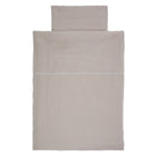 Das KraftKids Bettwäscheset Musselin beige ist eine handgefertigte Bettwäsche aus 100% Baumwolle mit Kissenbezug und passendem Deckenbezug. Flach auf weißem Hintergrund, ziert eine feine weiße Linie den Deckenbezug - perfekt für erholsamen Schlaf.