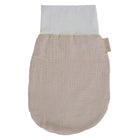 Der KraftKids Strampelsack Frühling Sommer Musselin beige ist ein ovaler Babywickelsack mit einem weichen, hellgrauen, dehnbaren Bund und einem kleinen Seitenanhänger. Seine sanft gekräuselte Textur macht ihn ideal für Frühling und Sommer.