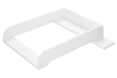 Der KraftKids Wickelaufsatz weiß, passend für 108 cm breite HEMNES Kommode, bietet eine Wickelfläche von 50 x 70 cm und sorgt mit seitlichen Blenden für sicheres und bequemes Windelwechseln auf der Kommode.