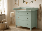Ein KraftKids Wickelaufsatz XXL in Pastellgrün, extra breit mit 108 cm und Trennwand, passt in ein 108 cm HEMNES und steht in einem gemütlichen Kinderzimmer mit drei Schubladen, Kuscheltieren, Korb, Lampe, Fenster und Deko-Girlande.